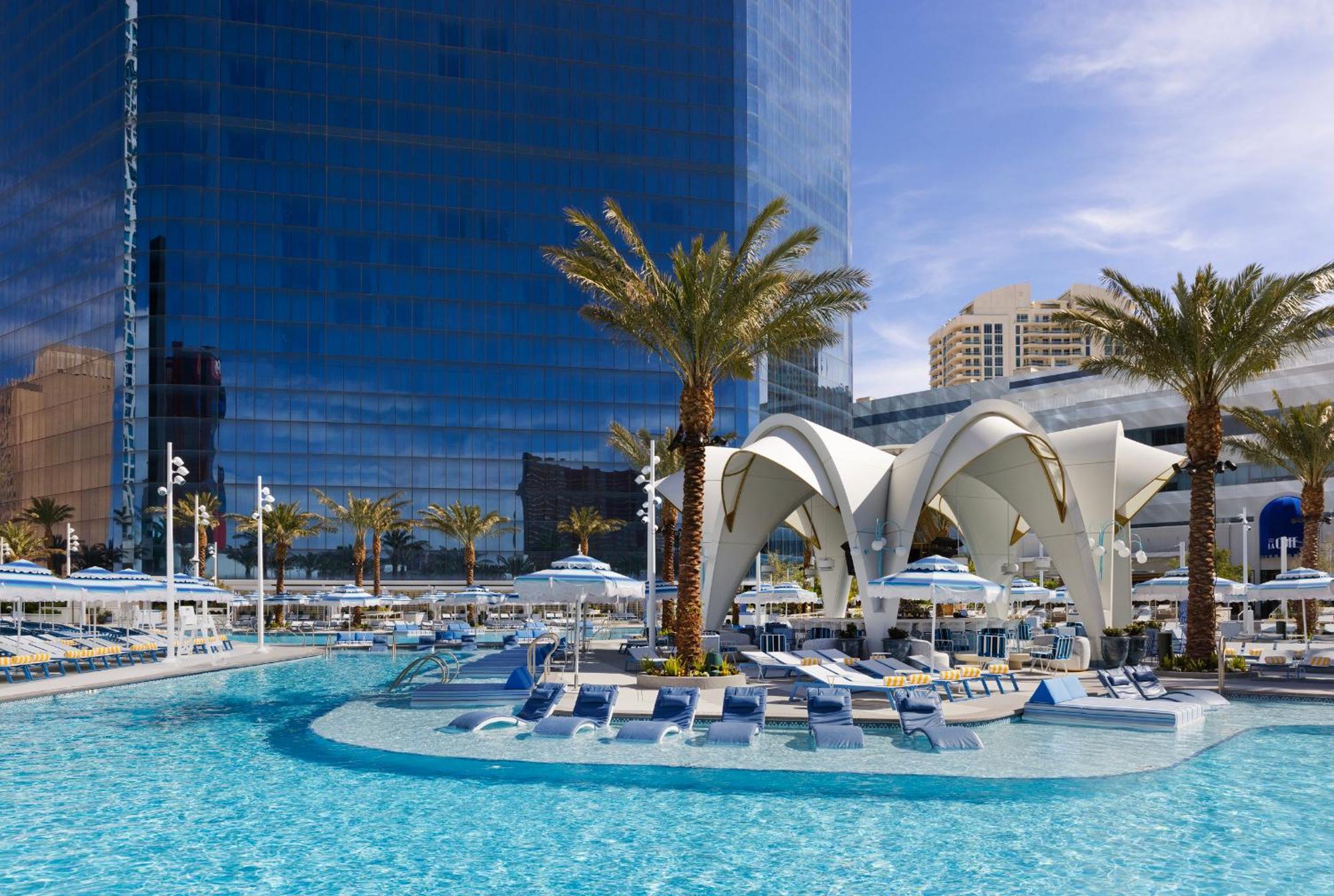 Fontainebleau Лас-Вегас Екстер'єр фото The pool at the Wynn