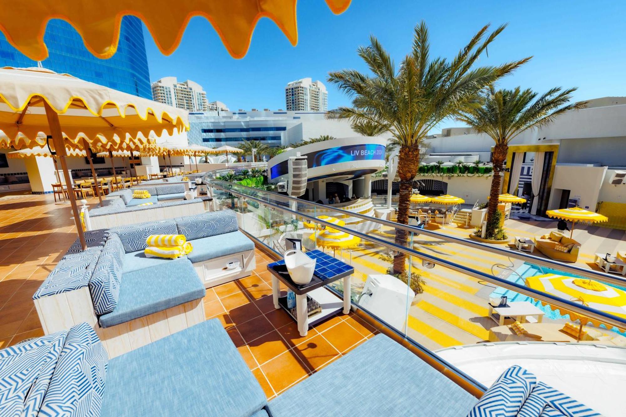 Fontainebleau Лас-Вегас Екстер'єр фото The pool at the Hard Rock Hotel